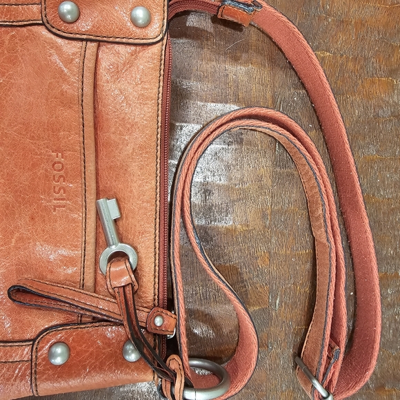 Coral Colored Soft Leather Fossil Bag With Key - Picture 16 of 16
